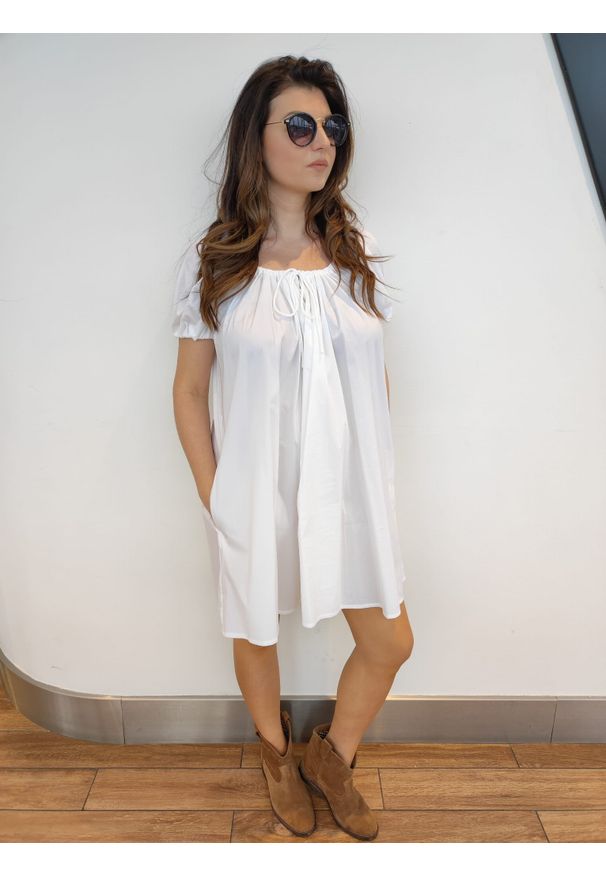 Biała sukienka ze sznurkiem przy dekolcie Liviana Conti. Kolor: biały. Materiał: bawełna, elastan, poliamid