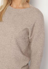Born2be - Beżowy Sweter Ozdobiony Motywem Serc Unisae. Okazja: na co dzień. Kolor: beżowy. Materiał: jeans. Wzór: aplikacja. Styl: casual #5