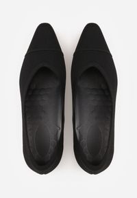 Born2be - Czarne Dzianinowe Czółenka VICES na Niskim Słupku z Miękkim Zapiętkiem i Wkładką Soft-Step Kaleana. Okazja: na spotkanie biznesowe, na co dzień. Kolor: czarny. Materiał: dzianina. Obcas: na słupku. Styl: elegancki, biznesowy, klasyczny, casual #9