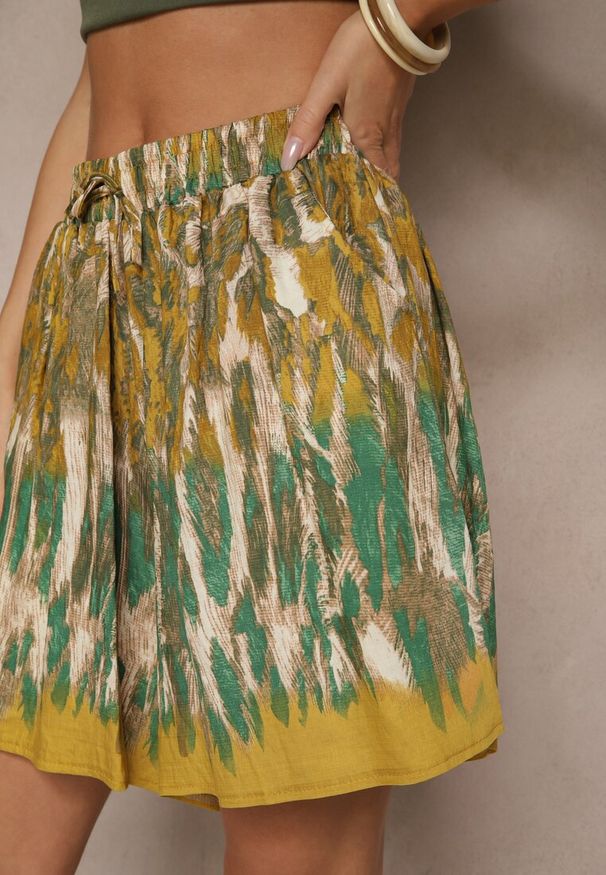 Renee - Zielono-Żółte Szorty z Wiskozy w Panterkę Divirella. Okazja: na co dzień. Kolor: zielony. Materiał: wiskoza. Wzór: motyw zwierzęcy. Sezon: lato. Styl: casual