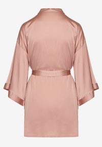 Renee - Ciemnoróżowy Szlafrok z Satyny Wykończony Paskiem Rivathena. Typ kołnierza: dekolt w kształcie V. Kolor: różowy. Materiał: satyna #3