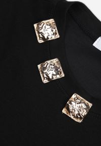 Renee - Czarny Oversizowy T-shirt z Bawełny Zdobiony Kwadratowymi Aplikacjami Evesilea. Okazja: na co dzień. Kolor: czarny. Materiał: bawełna. Wzór: aplikacja. Styl: casual #4