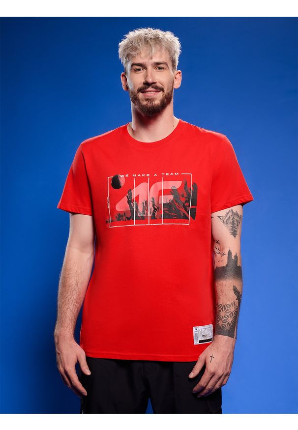 4f - 4F T-shirt regular z nadrukiem siatkarskim męski - czerwony S. Okazja: na co dzień, do domu. Kolor: czerwony. Materiał: bawełna, materiał, jersey. Wzór: nadruk. Styl: klasyczny, casual, sportowy