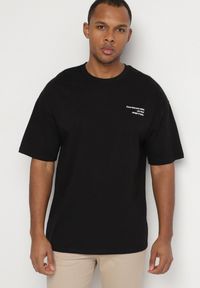 Born2be - Czarna Koszulka T-shirt z Nadrukiem z Przodu i na Plecach Ninarelia. Okazja: na co dzień. Kolor: czarny. Wzór: nadruk. Styl: casual #6