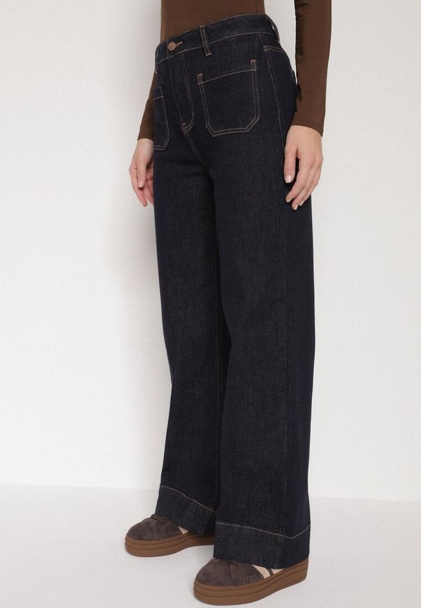 Born2be - Granatowe Jeansy z Bawełną o Szerokim Kroju z Wysokim Stanem i Ozdobnymi Kieszeniami Adelsala. Okazja: na co dzień. Stan: podwyższony. Kolor: niebieski. Styl: casual, klasyczny, rockowy, elegancki