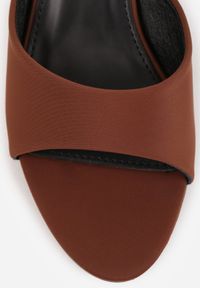 Born2be - Jasnobrązowe Klasyczne Klapki na Obcasie Typu Klepsydra z Odkrytym Noskiem Briziana. Okazja: na spotkanie biznesowe, na co dzień. Kolor: brązowy. Sezon: lato. Obcas: na obcasie. Styl: klasyczny. Wysokość obcasa: średni #6