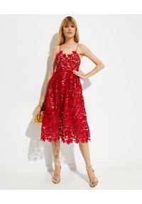 SELF PORTRAIT - Czerwona koronkowa sukienka midi. Kolor: czerwony. Materiał: koronka. Długość rękawa: na ramiączkach. Wzór: koronka. Typ sukienki: rozkloszowane. Długość: midi #5