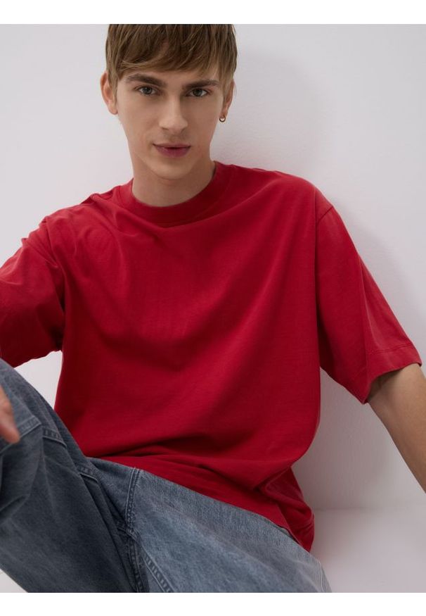 Reserved - T-shirt boxy - czerwony. Kolor: czerwony. Materiał: dzianina, bawełna