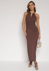 Born2be - Brązowa Sukienka Koktajlowa z Dekoltem Halter i Odkrytymi Plecami Sewrina. Okazja: na wesele, na ślub cywilny. Typ kołnierza: dekolt halter. Kolor: brązowy. Materiał: jedwab. Typ sukienki: proste. Styl: wizytowy #4