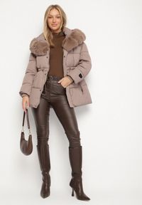 Born2be - Ciemnobeżowa Kurtka z Pikowanymi Przeszyciami i Kapturem z Futerkiem Galiadia. Okazja: na spacer, na co dzień. Kolor: beżowy. Materiał: futro. Styl: casual, klasyczny, sportowy #7