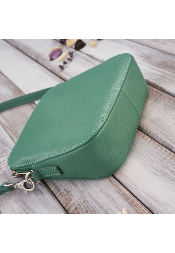 Listonoszka skórzana PAOLO PERUZZI IN-61-MN zielona. Kolor: zielony. Sezon: wiosna, zima, jesień, lato. Materiał: skórzane. Rodzaj torebki: na ramię