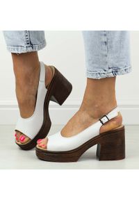 Białe skórzane sandały damskie na obcasie T.Sokolski L25-16. Kolor: biały. Materiał: skóra. Sezon: wiosna, lato. Obcas: na obcasie. Styl: klasyczny. Wysokość obcasa: wysoki #1