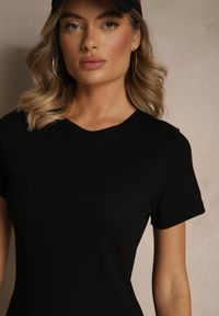 Renee - Czarna Dopasowana Sukienka z Bawełny z Prążkowanej Dzianiny Ralevia. Okazja: na co dzień, na imprezę. Kolor: czarny. Materiał: bawełna, dzianina, prążkowany. Typ sukienki: proste. Styl: klasyczny, casual #5