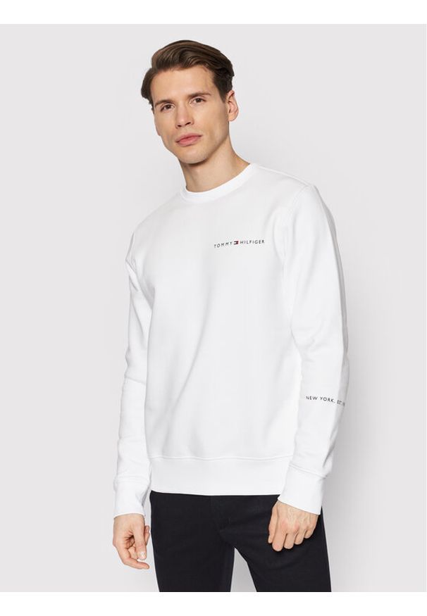 TOMMY HILFIGER - Tommy Hilfiger Bluza Multi Placement MW0MW22199 Biały Regular Fit. Kolor: biały. Materiał: bawełna