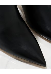 FRANCESCO RUSSO - Czarne skórzane botki na obcasie. Zapięcie: bez zapięcia. Kolor: czarny. Materiał: skóra. Szerokość cholewki: normalna. Obcas: na obcasie. Wysokość obcasa: średni #6