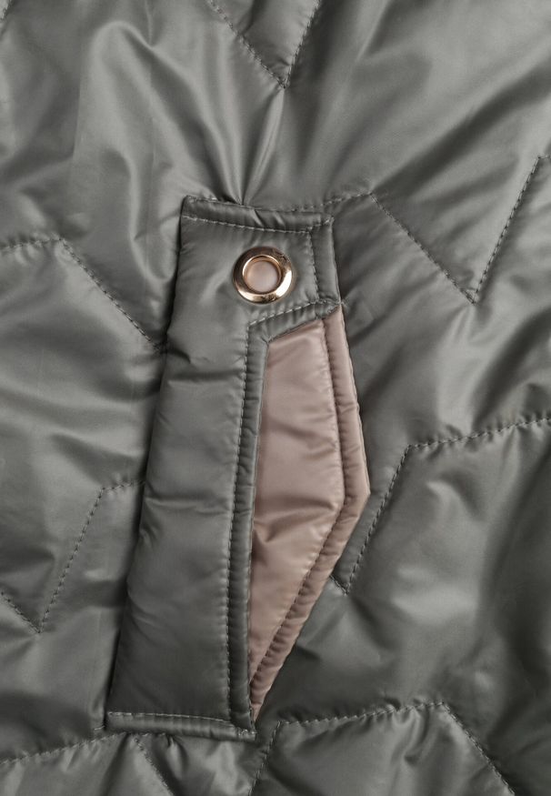 Born2be - Zielona Pikowana Kurtka Przejściowa z Kapturem i Bocznymi Suwakami Mado. Okazja: na co dzień. Typ kołnierza: kaptur. Kolor: zielony. Materiał: poliester, jeans. Styl: casual, klasyczny