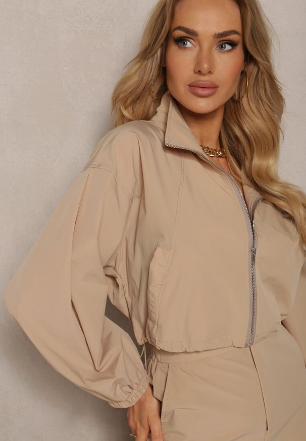 Renee - Beżowy Casualowy Komplet 2-Częściowy Rozpinana Bluza i Spódnica z Kieszeniami na Klapy Lennira. Kolor: beżowy