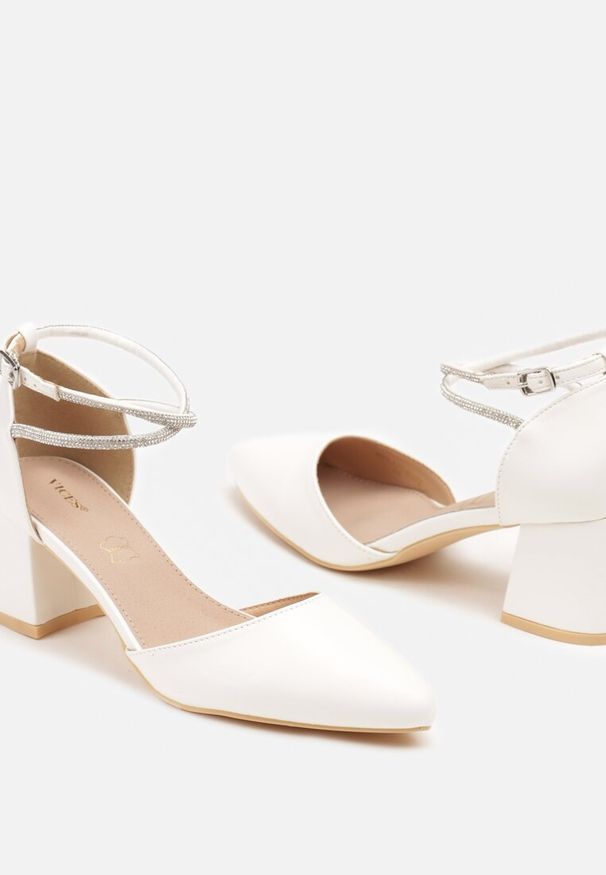 Born2be - Białe Czółenka Vices na Obcasie ze Skórzaną Wkładką i Cyrkoniowymi Paskami Riaviraet. Okazja: na wesele, do pracy, na spotkanie biznesowe, na ślub cywilny. Nosek buta: szpiczasty. Zapięcie: pasek. Kolor: biały. Materiał: skóra. Obcas: na obcasie. Styl: wizytowy, klasyczny, biznesowy. Wysokość obcasa: średni