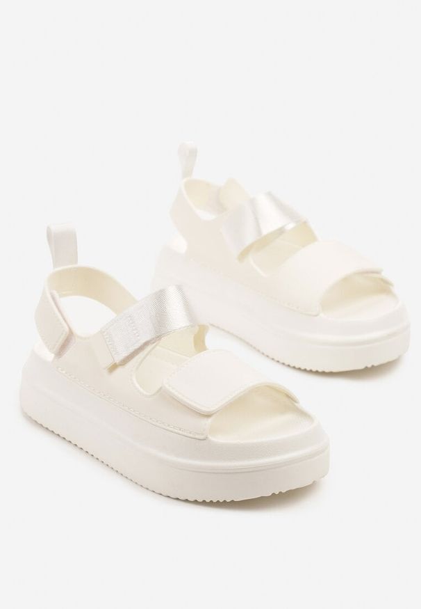 Born2be - Białe Sandały na Grubej Podeszwie z Dwoma Paskami Taloiti. Okazja: na co dzień. Zapięcie: pasek. Kolor: biały. Materiał: jeans. Wzór: paski. Styl: klasyczny, casual