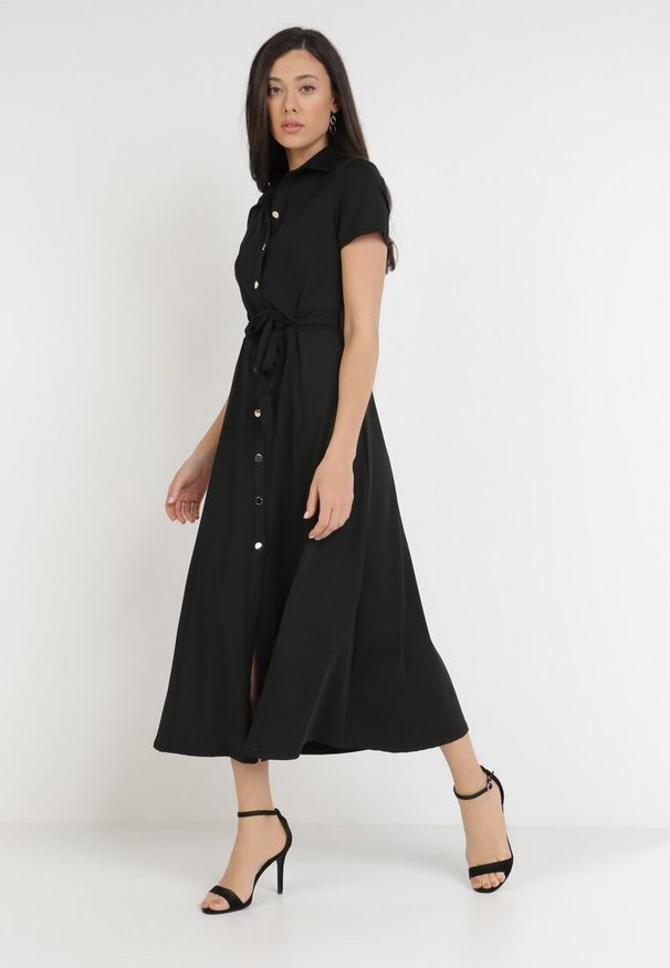 Born2be - Czarna Sukienka o Koszulowym Fasonie Wiązana w Talii Ophieithe. Okazja: na co dzień. Kolor: czarny. Materiał: dzianina, materiał. Długość rękawa: krótki rękaw. Typ sukienki: koszulowe. Styl: casual. Długość: midi