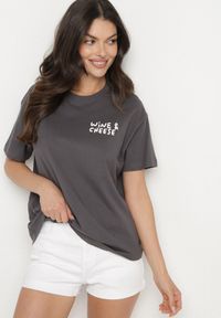 Born2be - Ciemnoszary Bawełniany T-shirt z Ozdobnym Nadrukiem Addlessa. Okazja: na co dzień. Kolor: szary. Materiał: bawełna. Wzór: nadruk. Styl: klasyczny, casual #3