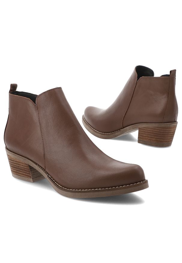 Brązowe Botki Hee Skórzane Kowbojki Damskie. Okazja: na co dzień. Kolor: brązowy. Materiał: skóra. Sezon: zima, jesień. Obcas: na obcasie. Styl: casual, elegancki. Wysokość obcasa: średni
