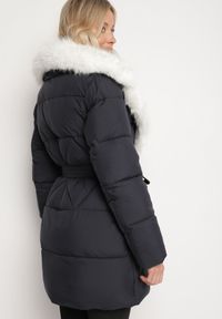 Born2be - Granatowa Pikowana Kurtka z Paskiem w Talii i Odpinanym Futrzanym Kołnierzem Edalithia. Okazja: na co dzień. Kolor: niebieski. Materiał: futro. Sezon: zima. Styl: casual, elegancki #4