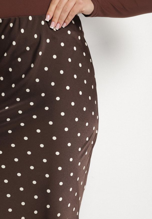Born2be - Brązowa Trapezowa Spódnica w Groszki z Wysokim Stanem Pavea. Okazja: na spacer, na co dzień. Stan: podwyższony. Kolor: brązowy. Wzór: grochy. Styl: casual, elegancki, klasyczny
