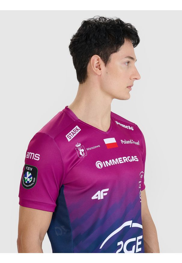 4f - 4F Koszulka meczowa replika wyjazdowa Liga Mistrzów CEV z sezonu 2024/25 męska 4F x Projekt Warszawa - multikolor S. Typ kołnierza: dekolt w serek. Kolor: wielokolorowy. Materiał: dzianina, włókno, syntetyk, materiał. Wzór: gładki, nadruk, ze splotem. Styl: klasyczny, sportowy