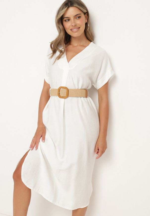 Born2be - Biała Wiskozowa Sukienka z Paskiem Ozdobionym Plecionką i Klamrą Mlevena. Typ kołnierza: dekolt w kształcie V. Kolekcja: plus size. Kolor: biały. Materiał: wiskoza. Długość rękawa: krótki rękaw. Wzór: aplikacja. Typ sukienki: dla puszystych. Styl: elegancki