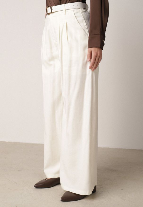 Born2be - Białe Szerokie Spodnie Wiskozowe w Garniturowym Stylu z Paskiem Qera. Okazja: na co dzień. Kolor: biały. Materiał: wiskoza. Styl: casual, elegancki, klasyczny