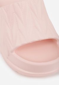 Born2be - Różowe Klapki na Grubej Podeszwie z Tłoczoną Cholewką Farnan. Okazja: na co dzień, na spacer. Kolor: różowy. Materiał: dzianina, dresówka. Wzór: paski. Sezon: lato. Styl: casual, elegancki #5