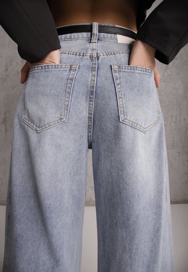 Renee - Niebieskie Jeansy Wide Leg z Bawełną i Wiskozą Zdobione Przeszyciami Hariola. Okazja: na co dzień. Stan: podwyższony. Kolor: niebieski. Wzór: aplikacja. Styl: casual, klasyczny