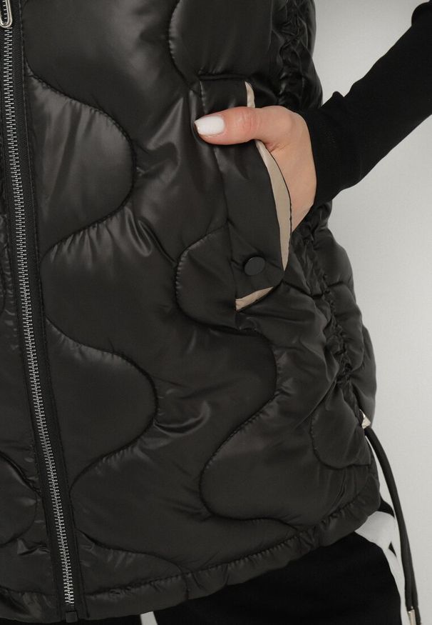 Born2be - Czarna Kamizelka Pikowana z Odpinanym Kapturem Vilzeki. Okazja: na co dzień. Kolor: czarny. Materiał: jeans. Styl: casual, elegancki, klasyczny