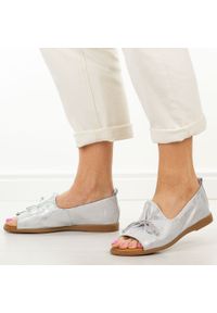 Srebrne skórzane płaskie sandały damskie Cambell 19388. Okazja: na co dzień. Kolor: srebrny. Materiał: skóra. Sezon: wiosna, lato. Styl: casual, klasyczny, elegancki #1