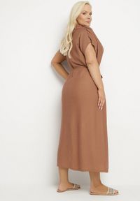 Born2be - Brązowa Wiskozowa Sukienka Pudełkowa z Cienkim Paskiem i Kieszeniami Lumivorae. Okazja: na co dzień. Kolekcja: plus size. Kolor: brązowy. Materiał: wiskoza. Typ sukienki: proste, dla puszystych. Styl: elegancki, casual #3