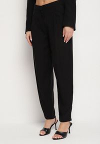 Born2be - Czarne Garniturowe Spodnie z Modalu z Wysokim Stanem Mavice. Okazja: na spotkanie biznesowe, na co dzień. Stan: podwyższony. Kolor: czarny. Styl: casual, elegancki, biznesowy