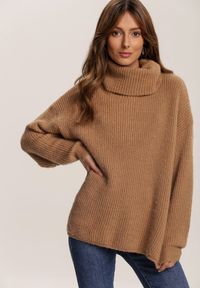 Renee - Ciemnobeżowy Golf Oversize Malia. Okazja: na co dzień. Typ kołnierza: golf. Kolor: brązowy. Materiał: wiskoza, skóra, jeans. Długość rękawa: długi rękaw. Długość: długie. Wzór: ze splotem. Styl: casual #3