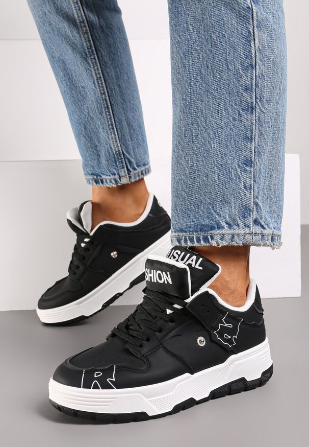 Born2be - Czarne Płaskie Sznurowane Sneakersy z Napisami Friefra. Nosek buta: okrągły. Zapięcie: sznurówki. Kolor: czarny. Materiał: materiał. Wzór: napisy. Obcas: na obcasie. Wysokość obcasa: niski