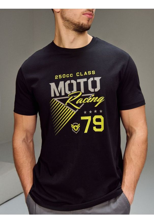 Sinsay - Bawełniana koszulka z krótkim rękawem - czarny. Kolor: czarny. Materiał: bawełna. Długość rękawa: krótki rękaw. Długość: krótkie