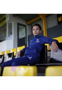 CHAMPIONS LEAGUE - Dres piłkarski dziecięcy Champions League. Kolor: niebieski. Materiał: dresówka. Styl: sportowy #1