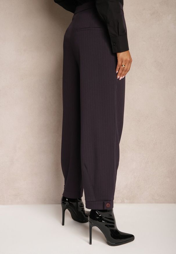 Renee - Fioletowe Garniturowe Spodnie o Szerokich Nogawkach Lekko Prążkowane High Waist Belbanne. Okazja: na spotkanie biznesowe. Stan: podwyższony. Kolor: fioletowy. Materiał: prążkowany. Styl: elegancki, wizytowy, biznesowy