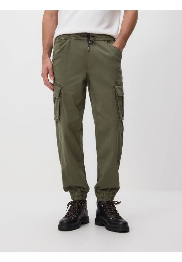 Reserved - Jeansy cargo jogger - zielony. Kolor: zielony. Materiał: jeans