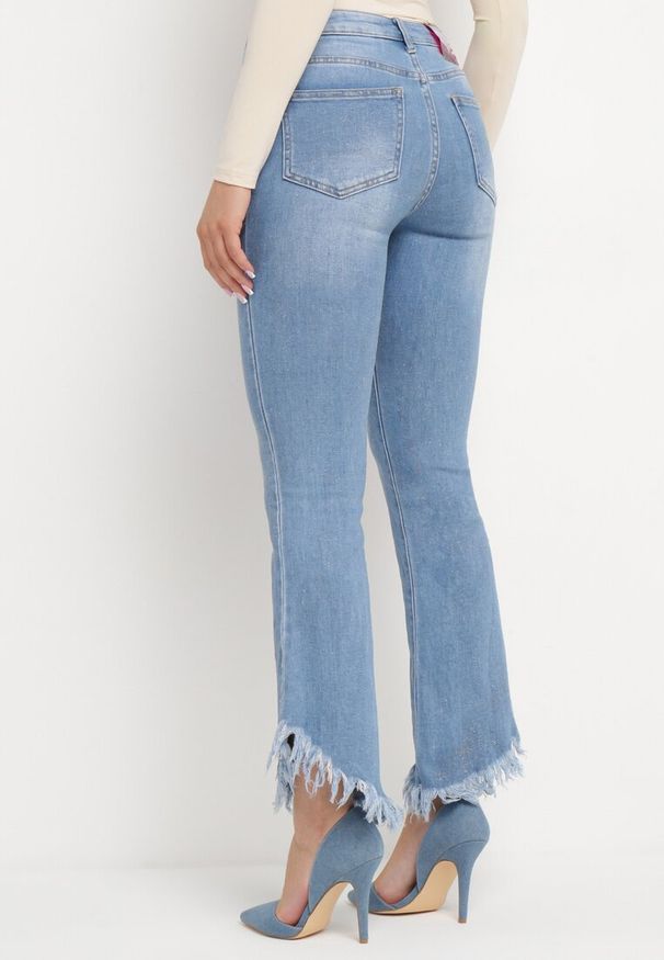Born2be - Jasnoniebieskie Jeansy Dzwony z Postrzępionymi Nogawkami Hellise. Okazja: na co dzień. Kolor: niebieski. Styl: casual, klasyczny, elegancki, retro