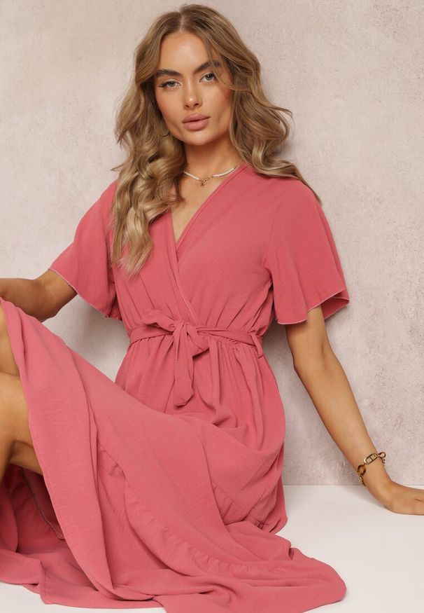 Renee - Ciemnoróżowa Sukienka Maxi z Gumką w Talii i Głębokim Dekoltem Chemiste. Kolor: różowy. Materiał: materiał. Długość: maxi