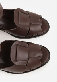 Renee - Ciemnobrązowe Sandały na Słupku z Geometryczną Cholewką Aiganele. Zapięcie: sprzączka. Kolor: brązowy. Materiał: jeans. Wzór: geometria. Obcas: na słupku. Styl: klasyczny. Wysokość obcasa: średni #7