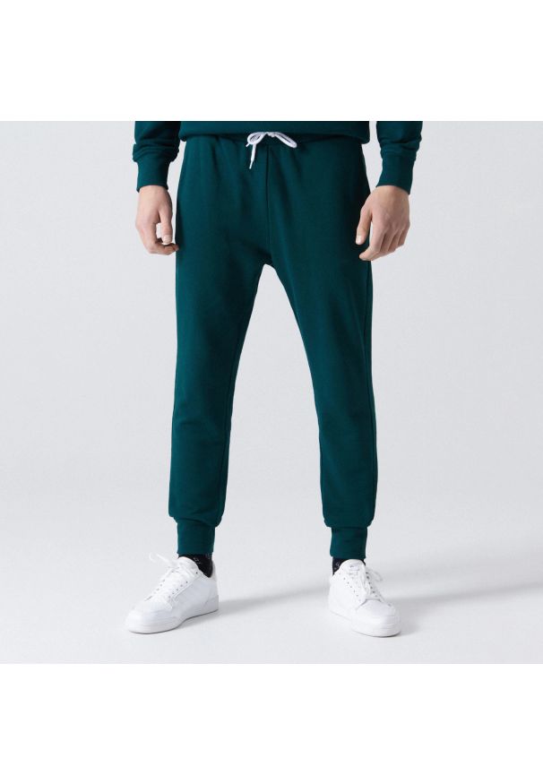 Cropp - Dresowe spodnie jogger - Khaki. Kolor: brązowy. Materiał: dresówka