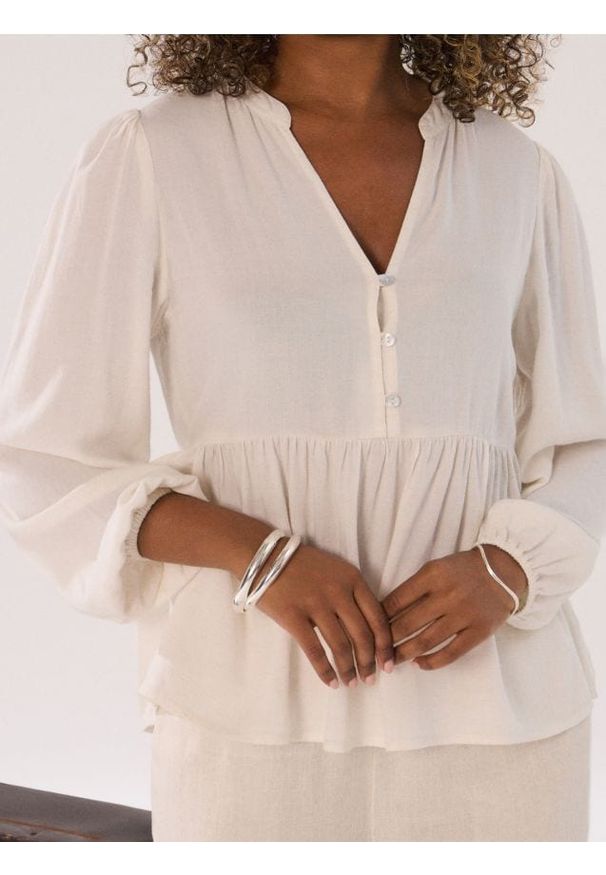 Sinsay - Wiskozowa bluzka koszulowa z domieszką lnu - kremowy. Kolor: kremowy. Materiał: len, wiskoza