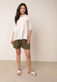 Born2be - Biała Koszula Oversize z Ażurową Wstawką na Ramionach Heleira. Okazja: na co dzień, do pracy. Kolor: biały. Materiał: jeans. Wzór: ażurowy. Styl: casual #2