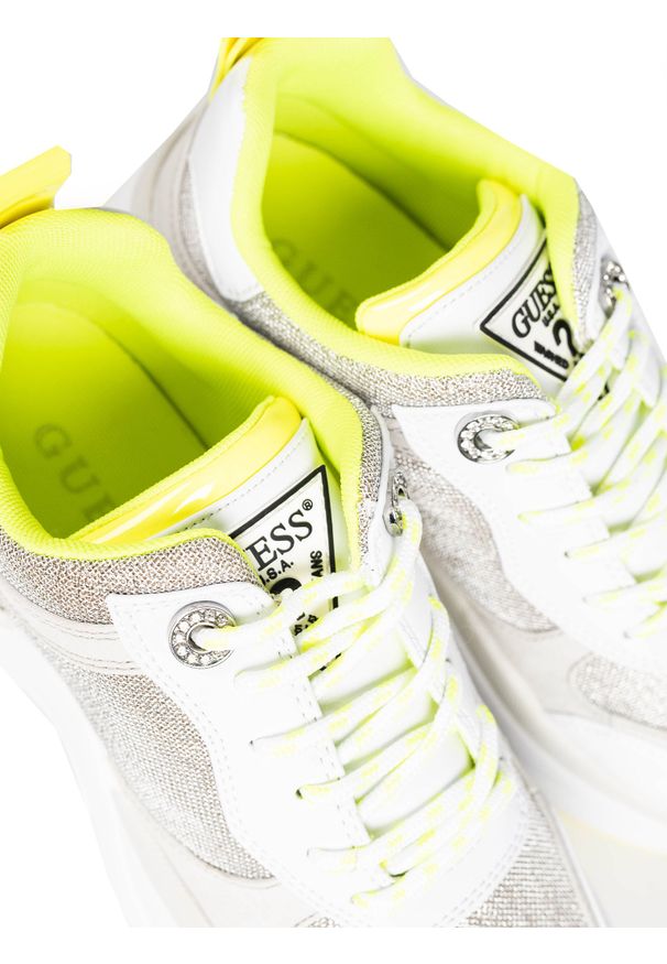 Guess Sneakersy "Juless" | FL7JUS FAB12 | Juless | Kobieta | Biały, Żółty. Kolor: biały, wielokolorowy, żółty. Materiał: materiał, skóra ekologiczna. Wzór: aplikacja. Obcas: na platformie